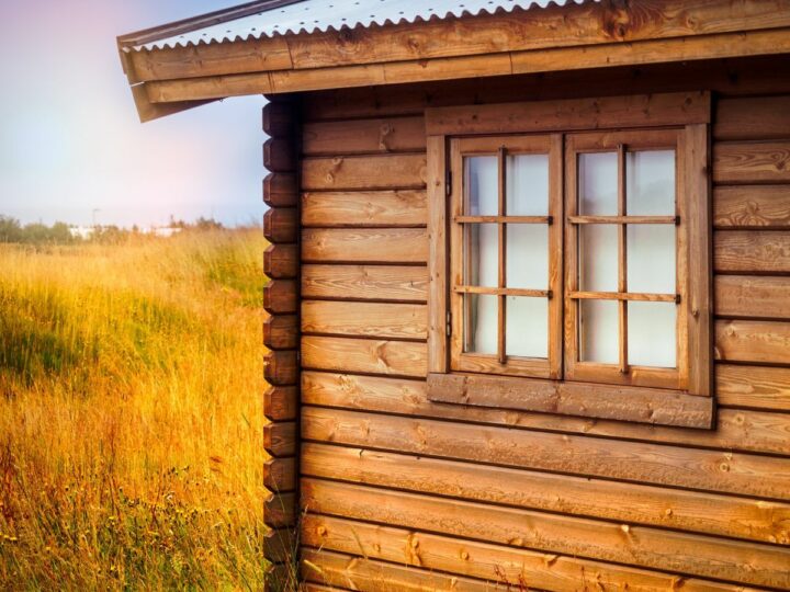 Jak zadbać o estetyczny wygląd obejścia drewnianego domu pełniącego rolę pensjonatu?