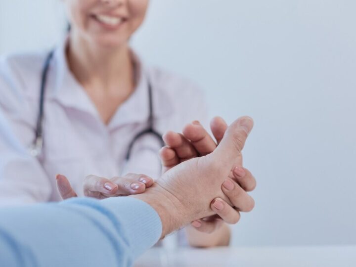 Bezpieczni seniorzy: Jak unikać oszustw w erze technologii