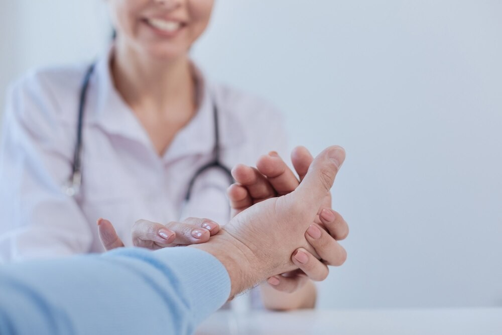 Bezpieczni seniorzy: Jak unikać oszustw w erze technologii