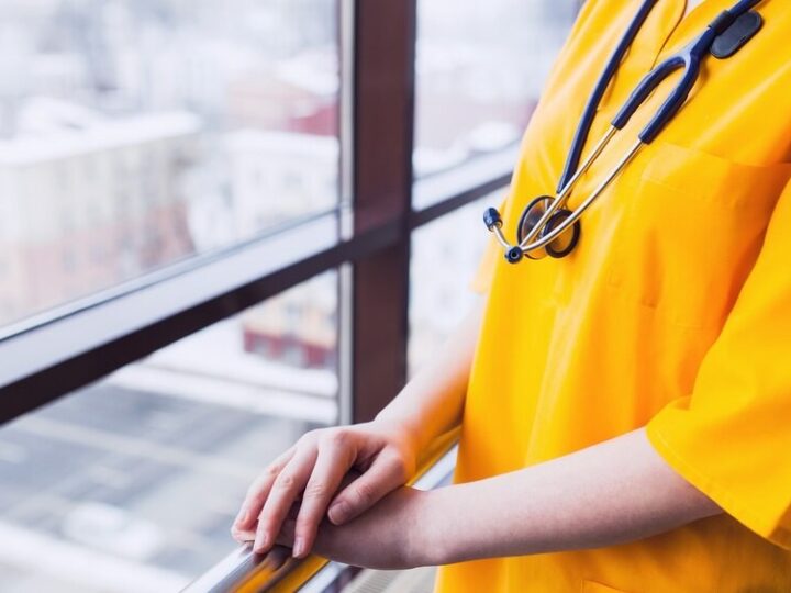 Bezpieczna droga do szkoły: Policjanci edukują dzieci w Kurzynie Średniej