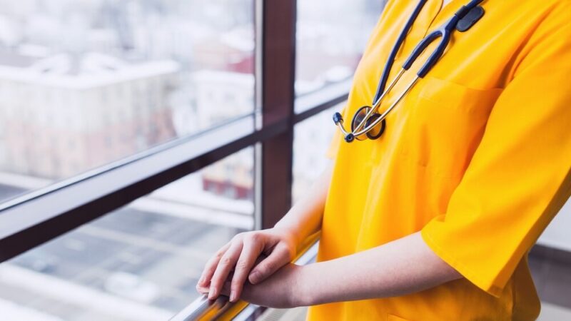 Bezpieczna droga do szkoły: Policjanci edukują dzieci w Kurzynie Średniej