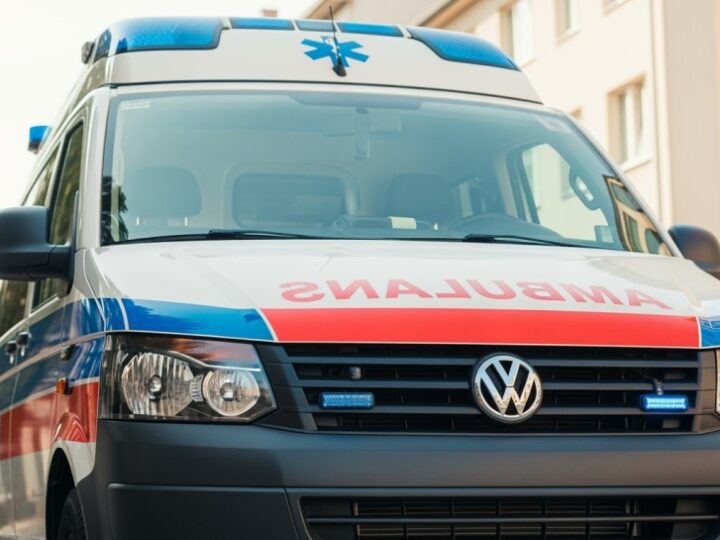 Mroźna noc, ratunek na czas: Policja uratowała 57-latka przed wychłodzeniem