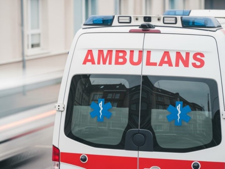 Bezpieczne łyżwy: Policjanci edukują na lodowisku w Majdanie Królewskim