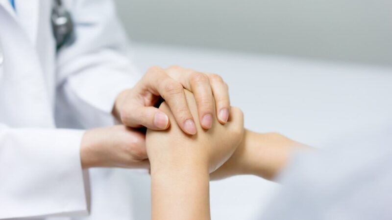 Bezpieczne Zimowe Szaleństwo: Policjanci Edukują na Stoku w Wańkowej