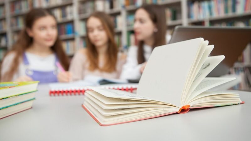 Bezpieczne dzieci: Policjanci uczą, jak unikać zagrożeń