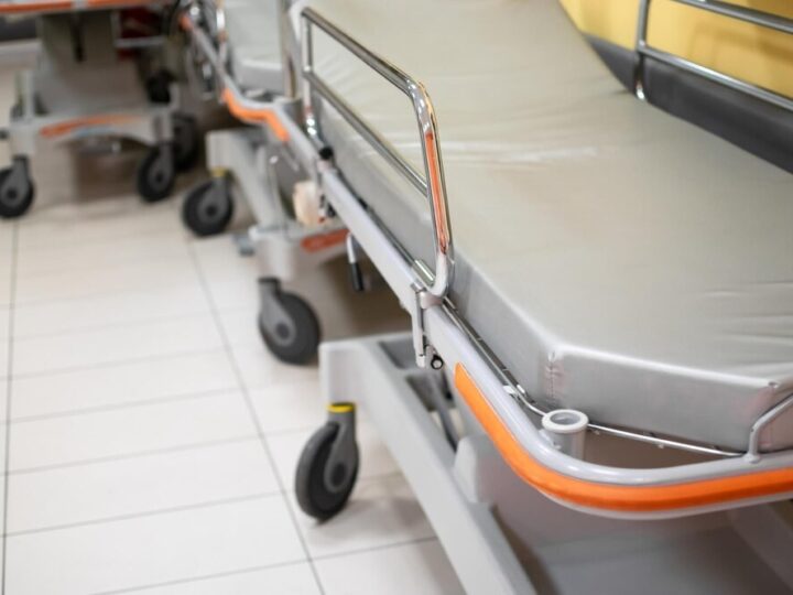 Policjanci uczą dzieci, jak bezpiecznie spędzać ferie zimowe