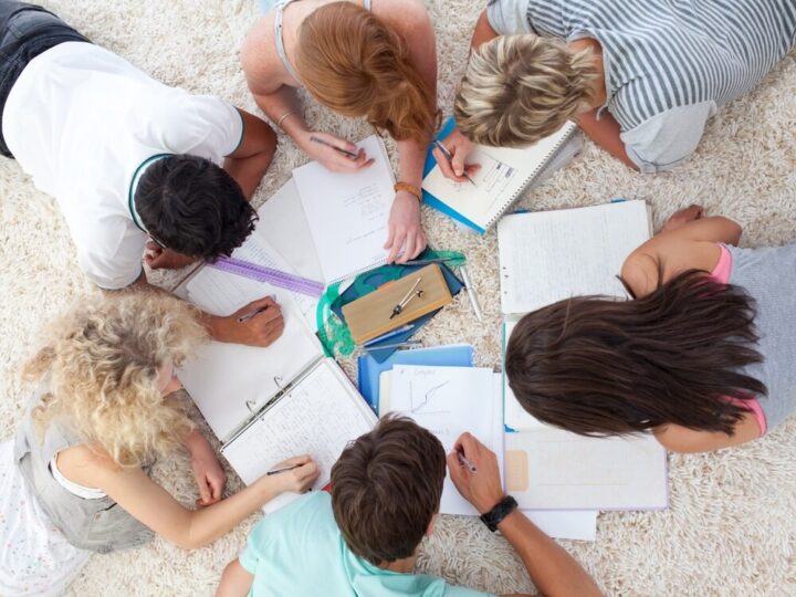 Młoda uczennica odkrywa tajniki pracy technika kryminalistyki w Leżajsku