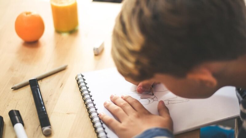 Policjanci uczą przedszkolaki o bezpieczeństwie na drodze