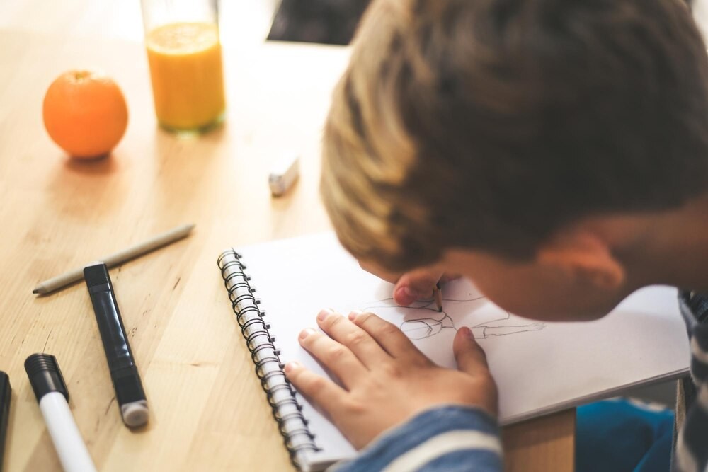 Policjanci uczą przedszkolaki o bezpieczeństwie na drodze