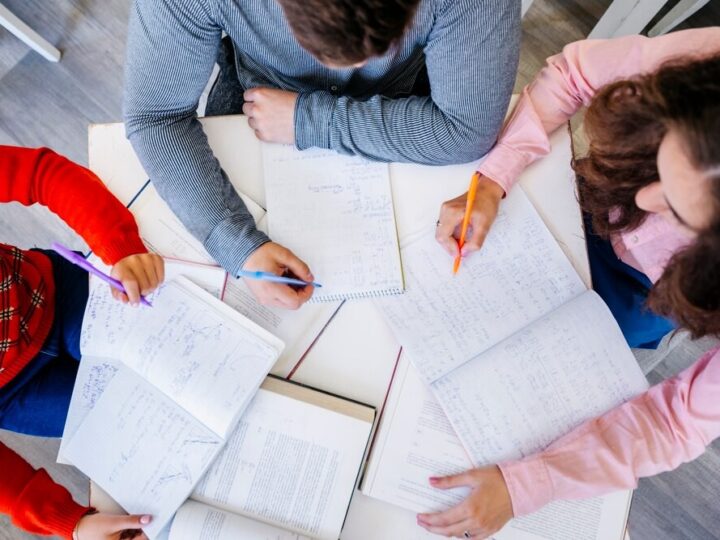Policjantka edukuje młodzież o odpowiedzialności w sieci