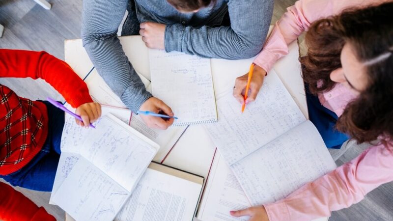 Policjantka edukuje młodzież o odpowiedzialności w sieci