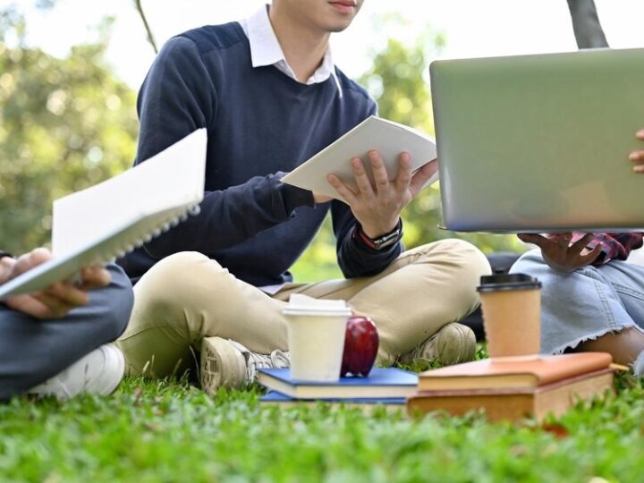 Młodzież uczy się technik interwencji podczas zajęć z mundurowymi