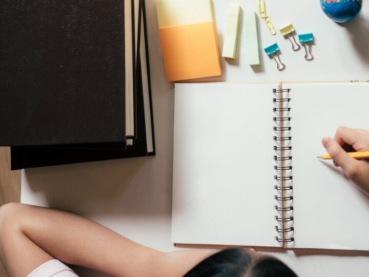 Dzielnicowi uczą dzieci zasad bezpieczeństwa w żłobku