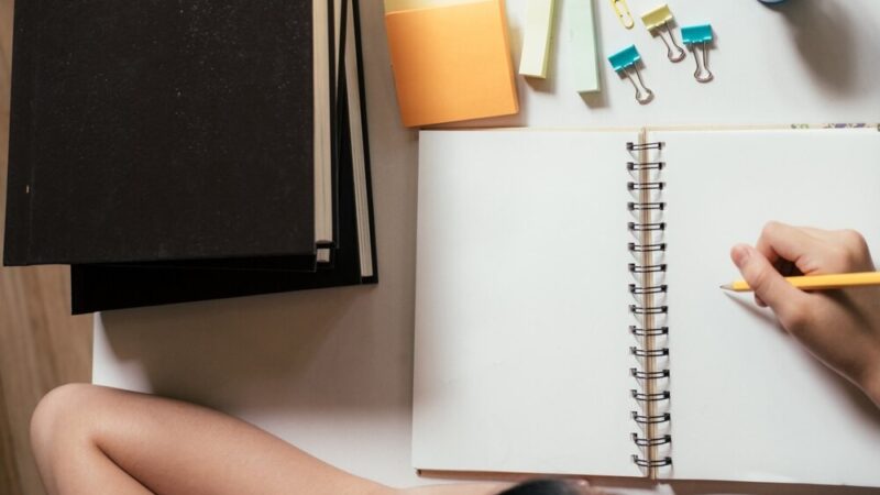 Dzielnicowi uczą dzieci zasad bezpieczeństwa w żłobku