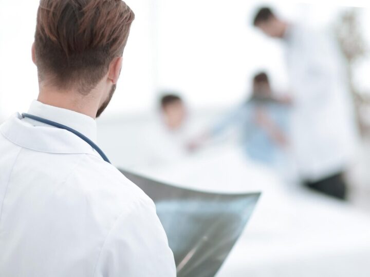 Dzielnicowy edukuje maluchy o bezpieczeństwie w żłobku w Giedlarowej