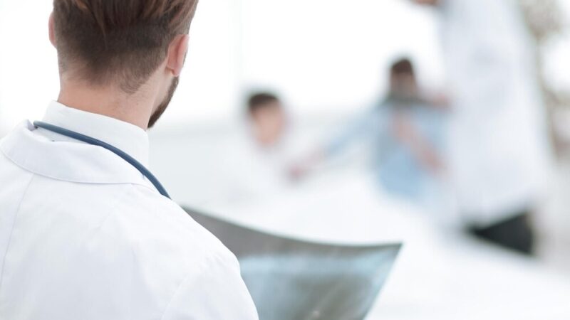 Dzielnicowy edukuje maluchy o bezpieczeństwie w żłobku w Giedlarowej