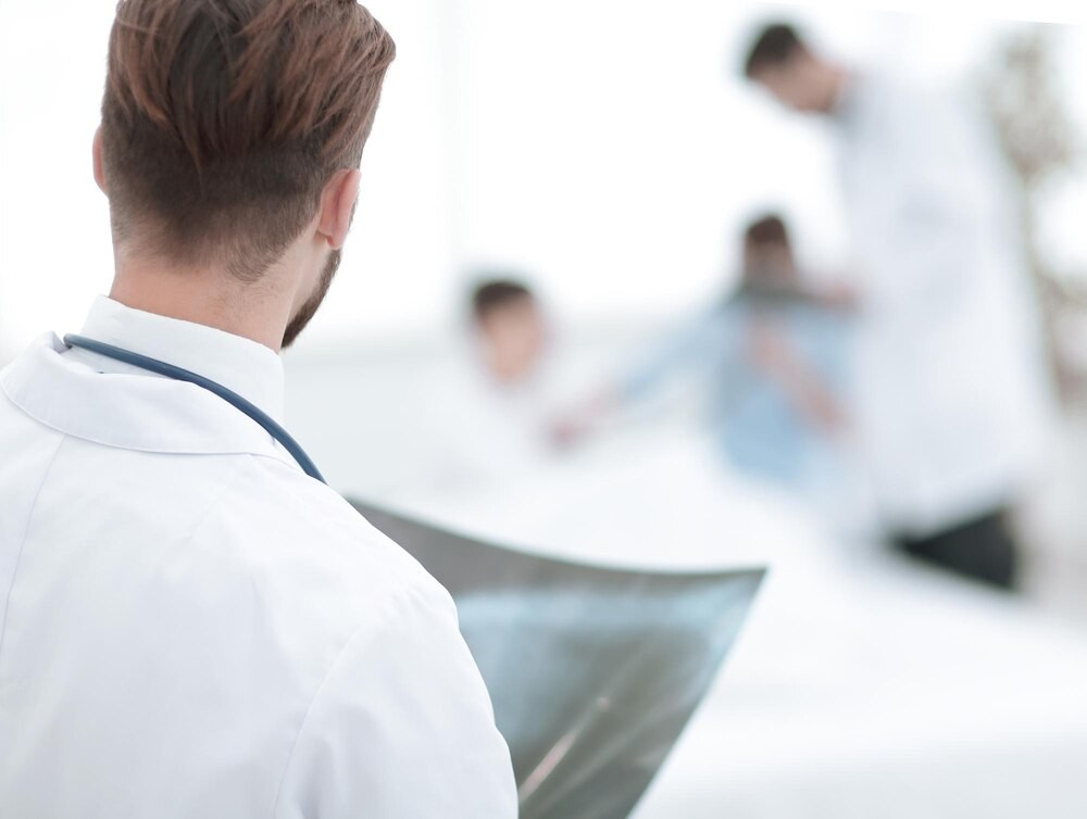 Dzielnicowy edukuje maluchy o bezpieczeństwie w żłobku w Giedlarowej