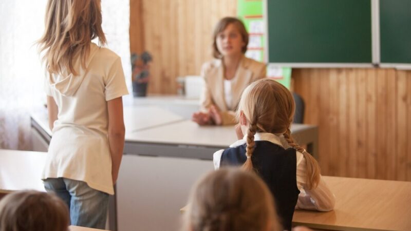 Jasielscy policjanci edukują dzieci w zakresie bezpieczeństwa i ruchu drogowego