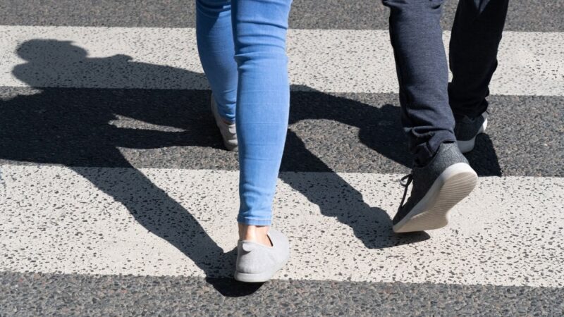 Kierowca lekceważy bezpieczeństwo: dramatyczna sytuacja przy przejściu dla pieszych w Lubaczowie