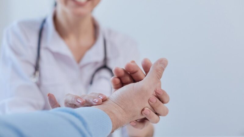 Seniorzy w sieci: Jak chronić się przed oszustwami?
